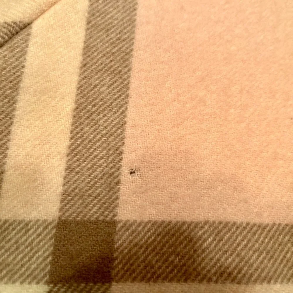 Burberry Cashmere/wool blend Poncho. Classic plaid in pink and brown
Candy Check - Picture 10 of 10